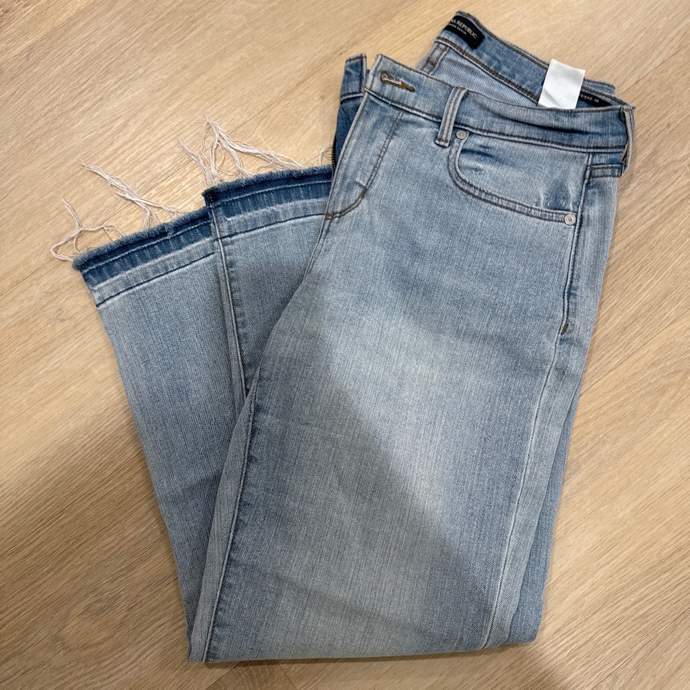 Banana republic girlfriend light wash denim size 28